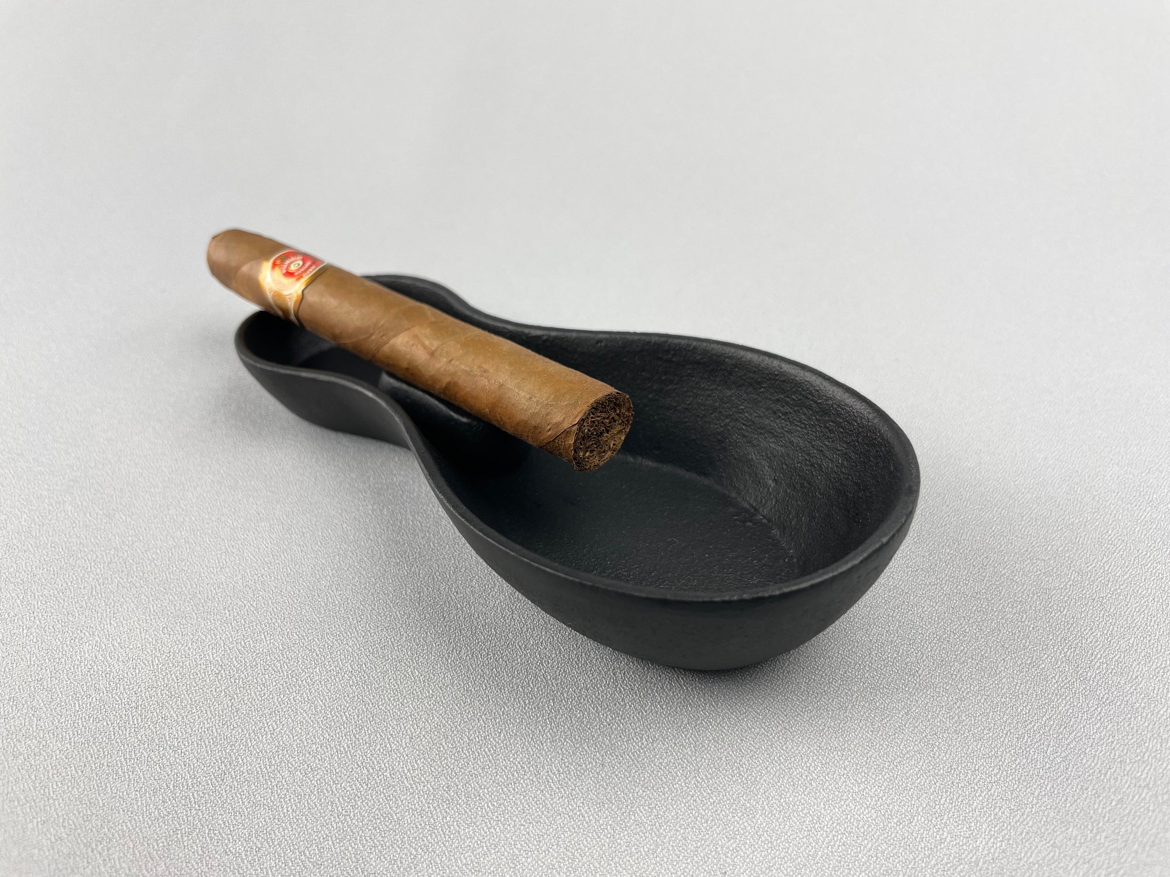喜ばれる誕生日プレゼント ブラック陶器製シガー灰皿・ホルダー