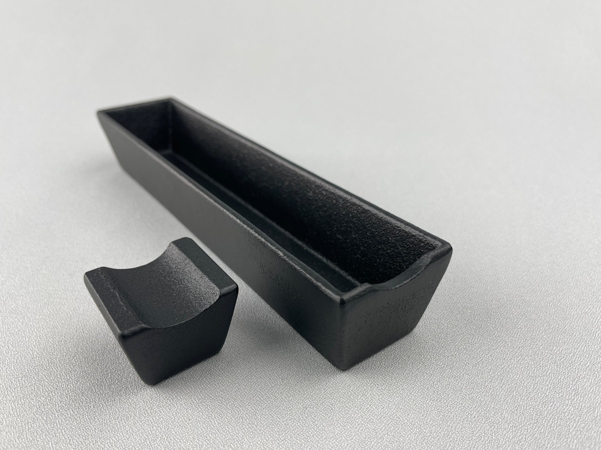 ブラック陶器製シガー灰皿・ホルダー付き　南部鉄器 cigartray one | 釜鉄瓶工房 佐秋鋳造所