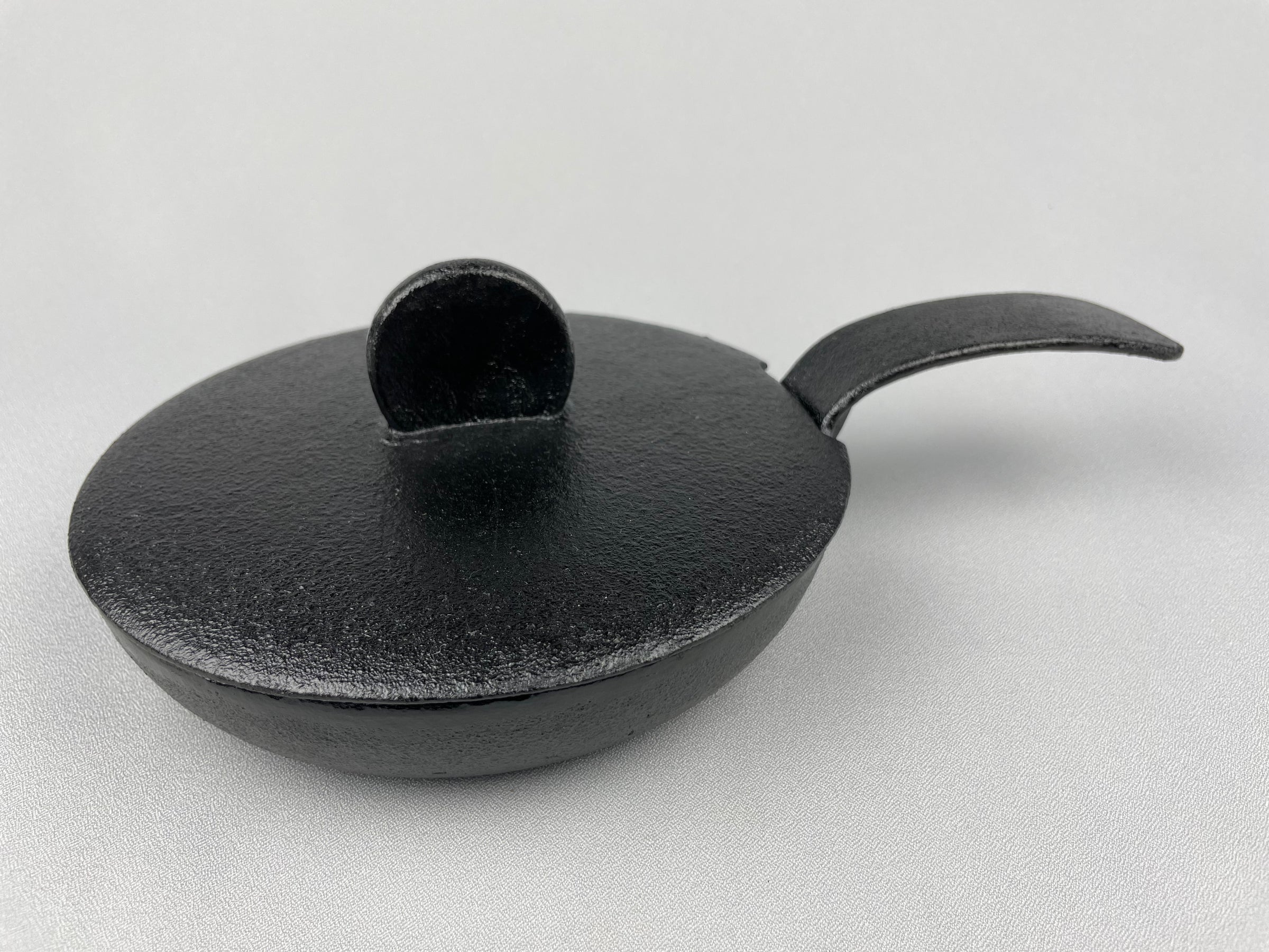 鉄瓶屋が作るスキレット 16cm 蓋付き】 | 釜鉄瓶工房 佐秋鋳造所