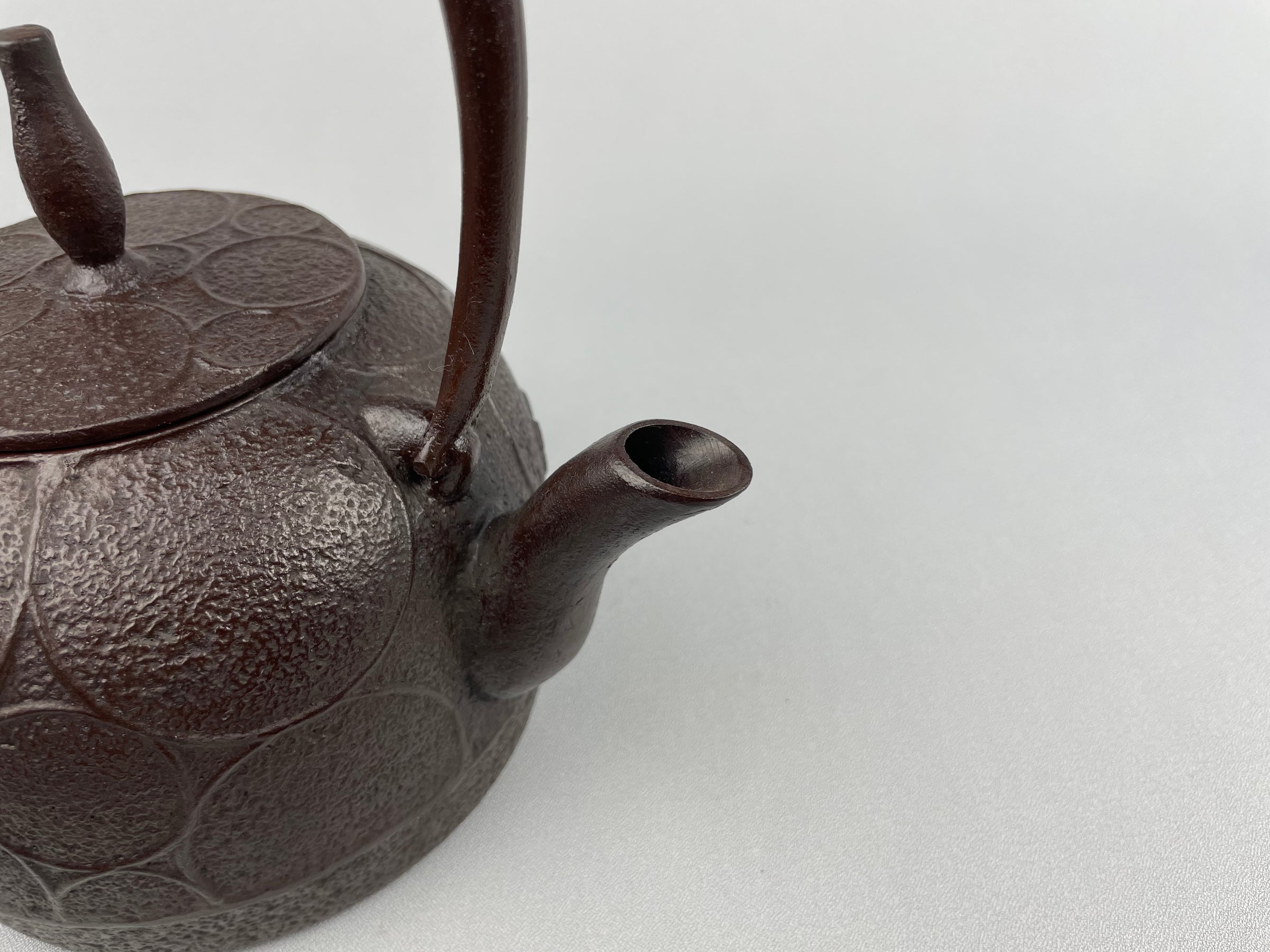 【未使用、新品】南部鉄瓶 棗形  鶴首 鍛治打銅鉉 地紋様 あーたん様売約済み！ 佐秋鋳造所 鉄瓶 棗輪 1L | 釜鉄瓶工房 佐秋鋳造所