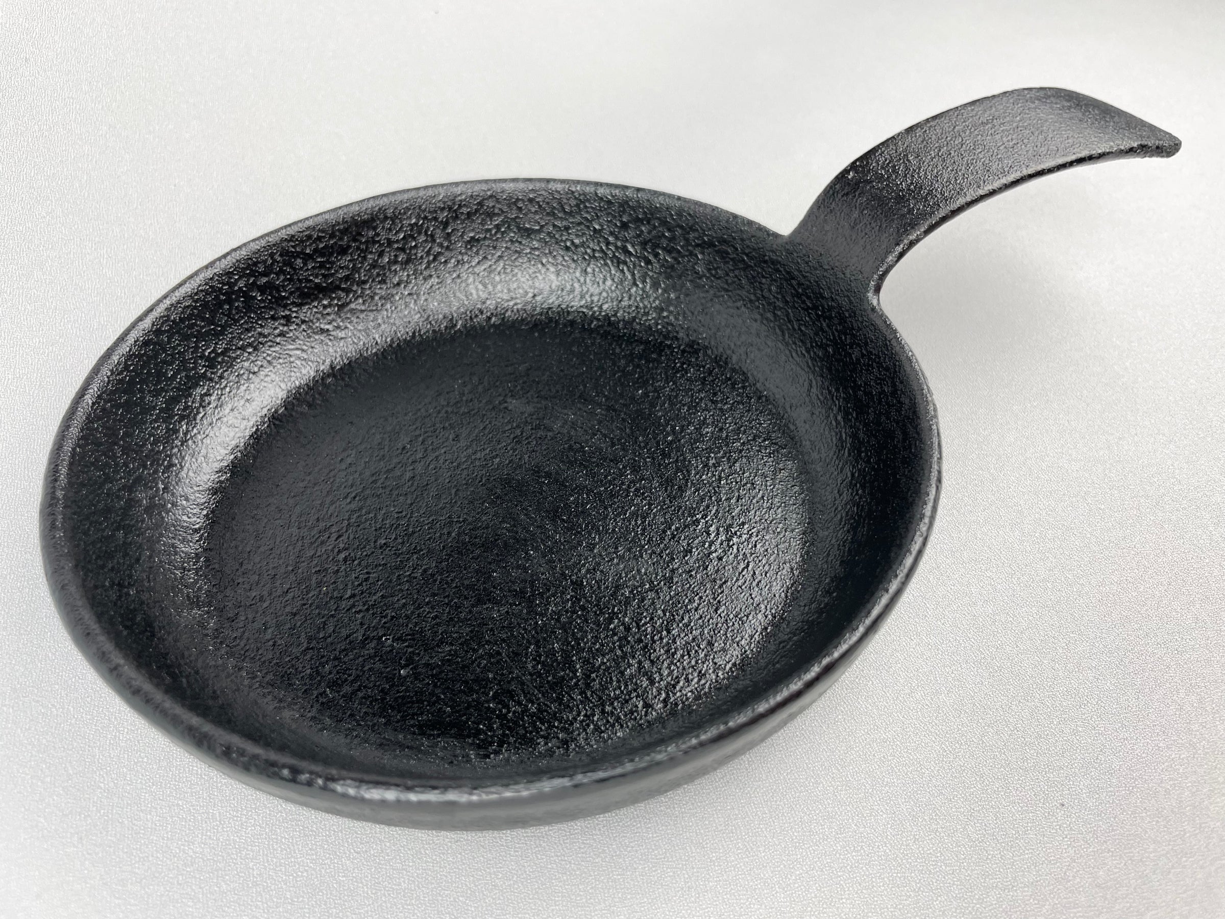 鉄瓶屋が作るスキレット 16cm 蓋付き】 | 釜鉄瓶工房 佐秋鋳造所