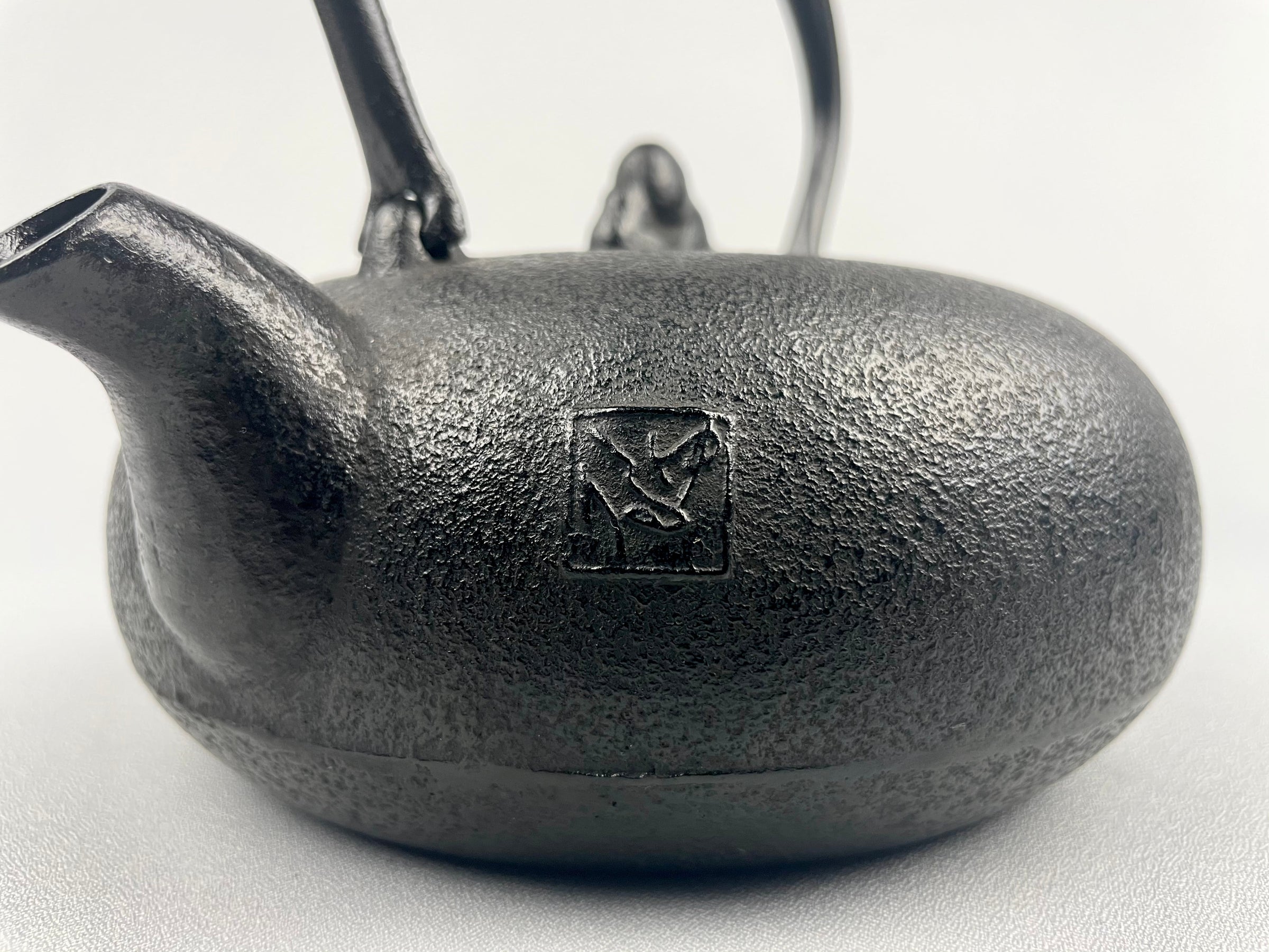 ゆるり〜 鉄瓶 浮雲 1L | 釜鉄瓶工房 佐秋鋳造所